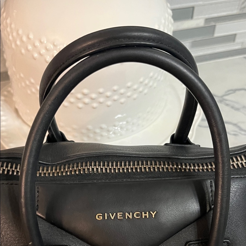 Givenchy Antigona Black Leather Satchel - large - Picture 2 of 13